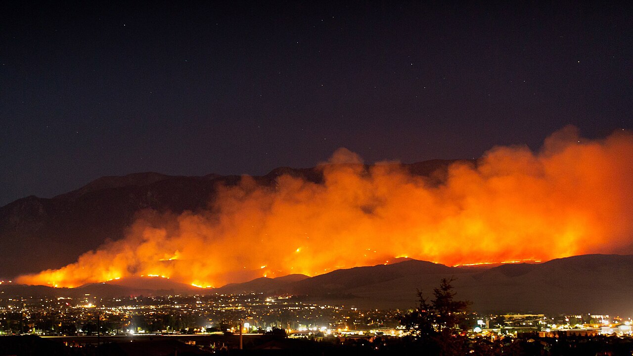 The Apple Fire burns north of Beaumont, California, on July 31, 2020. Photo: Brody Hessin. Licensed under the Creative Commons Attribution 4.0 International license. https://creativecommons.org/licenses/by/4.0/deed.en