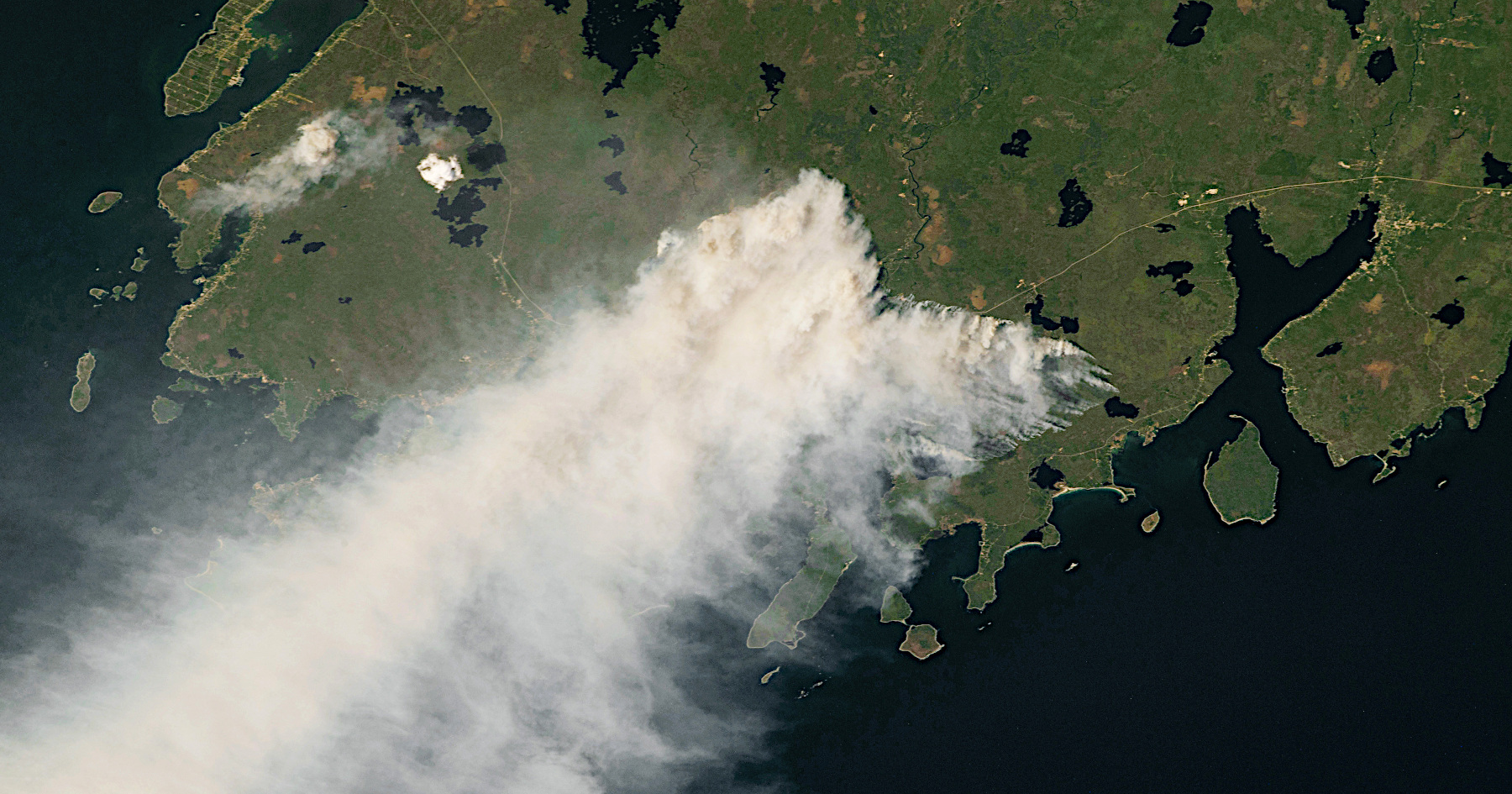 Feux de forêt près de Shelburne, en Nouvelle-Écosse, le 29 mai 2023. Image du NASA Earth Observatory. Photo prise par des astronautes à bord de la Station spatiale internationale.